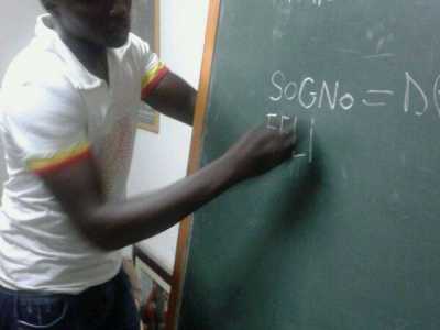 Ragazzo che scrive sulla lavagna la frase : triste, sogno di essere felice